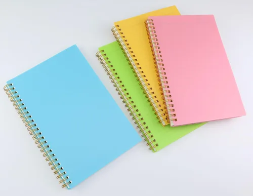 Vista 6 de Cuaderno en espiral con tapa dura de plástico, 5.5" x 8.5", cuaderno universitario con rayas y 4 colores, 80 hojas / 160 páginas por cuaderno