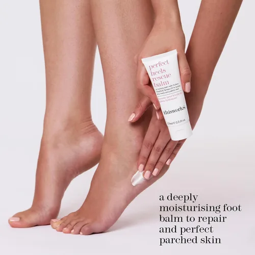 Vista 2 de THISWORKS Perfect Heels Rescue Balm: una fórmula vegana natural para nutrir, reparar e hidratar con cardo de algodón, aceites esenciales de limón