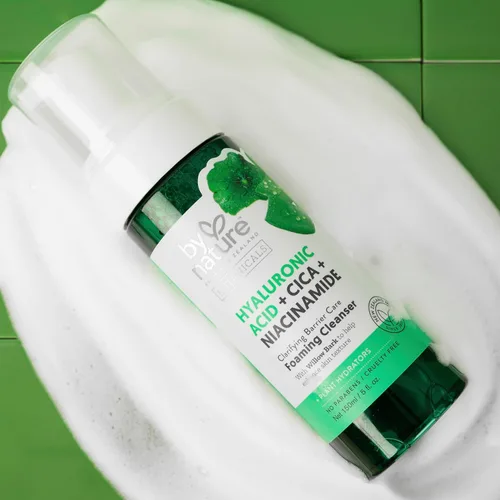 Vista 6 de Limpiador espumoso By Nature con ácido hialurónico + Cica - Limpiador facial hidratante para una piel brillante y fresca - Cuidado de la piel