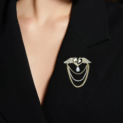 Vista 5 de VVCome Broche de corazón latiendo con alas de ángel, broche de solapa, borla y collar de cristal, broche de corazón de amor