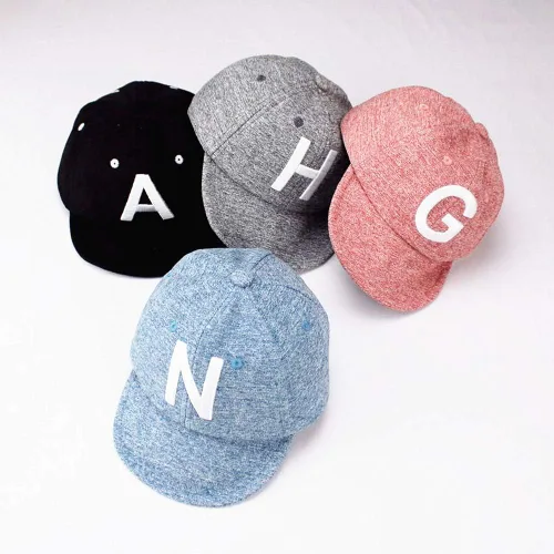 Vista 4 de Gorra de béisbol para bebé, sombrero de sol a rayas, sombrero de protección solar con letra, sombrero de protección solar para niños pequeños