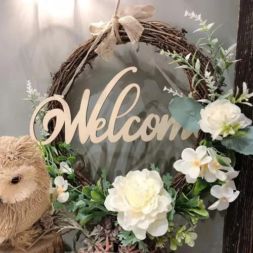 Vista 5 de Paquete de 8 adornos colgantes de madera con texto en inglés «Hello & Welcome», sin terminar, adornos colgantes de madera con texto en inglés «Hello
