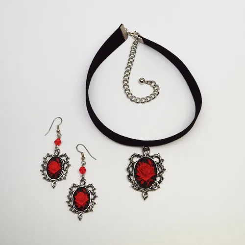 Vista 4 de Juego de gargantilla y pendientes colgantes de terciopelo negro con rosa roja gótica, Metal