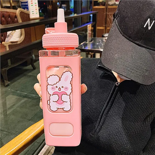 Vista 6 de Botella de Agua de Oso Kawaii con Pajita Deportiva de Plástico Portátil Cuadrada para Niña Linda Taza de Jugo, Té y Agua 700ml (Verde, 700ml)