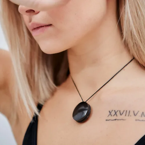 Vista 6 de Karelian Heritage Collar de piedra Shungite Amuleto redondo con colgante de shungita Auténtica joyería de shungita Escudo de collar de protección