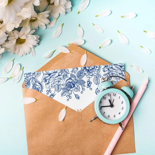 Vista 4 de AnyDesign Paquete de 36 tarjetas de agradecimiento florales azules y blancas con sobres de papel de estraza con calcomanías elegantes