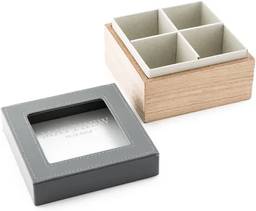 Vista 2 de Weddingstar Caja de recuerdo personalizada de madera y piel sintética con tapa de cristal, texto clásico