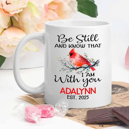 Vista 3 de Taza de café personalizada con nombre y año con diseño de pájaro cardenal rojo, taza de café con texto en inglés "Be Still And Know That I Am With