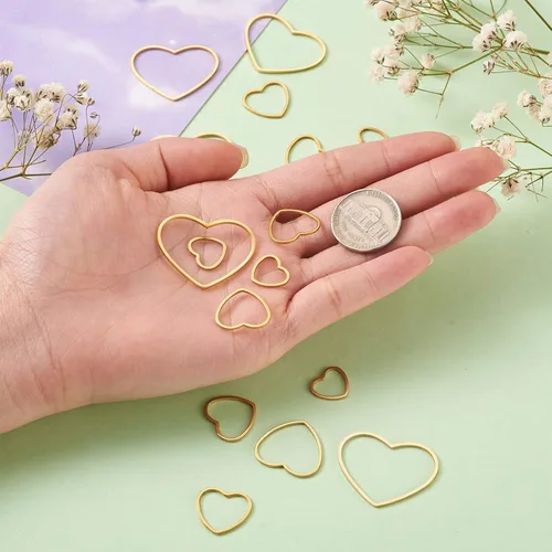 Vista 5 de FASHEWELRY 35 anillos de acero inoxidable con eslabones de corazón, 4 tamaños, diseño de corazón dorado, bisel abierto, conectores para colgar