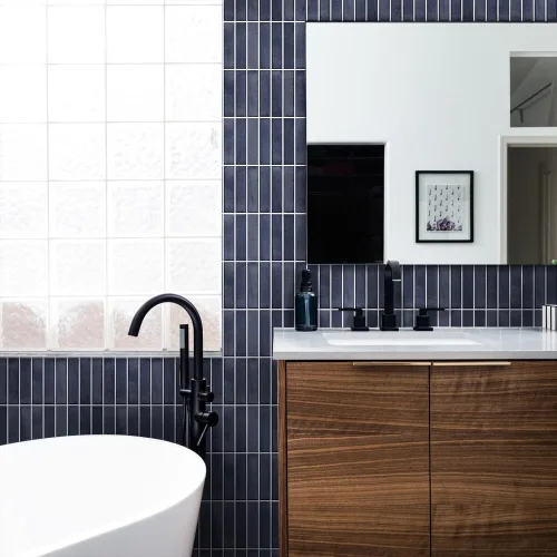 Vista 9 de Commomy Azulejos de pared de PVC ultraligero de 11.8 x 11.8 pulgadas, 10 unidades, color azul marino mate, para cocina, baño, inquilinos, azulejos
