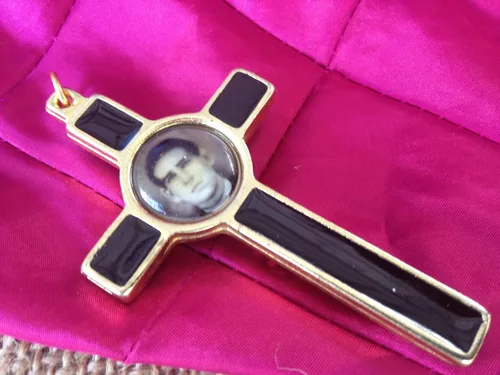 Vista 2 de hand made Crucifijo Cruz Santo Toribio 3" Chapado en Oro con Esmalte Negro/Santo Toribio De Romo