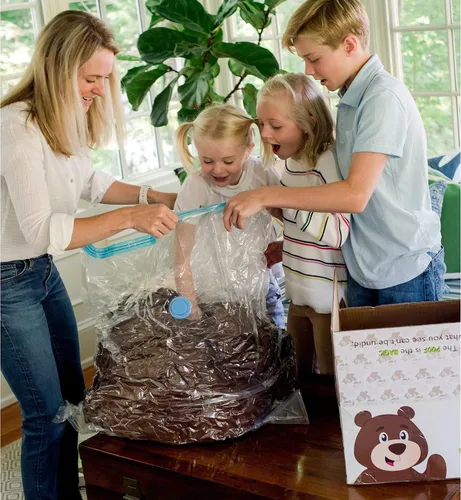 Vista 3 de Animal Adventure® Sqoosh2Poof™ Personaje de peluche gigante comprimido dentro de una caja pequeña Oso de 54 pulgadas