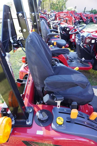 Vista 4 de Durafit Seat Covers, Compatible con Mahindra todos los modelos actuales de tractor con asiento de una pieza con reposabrazos. No para asientos