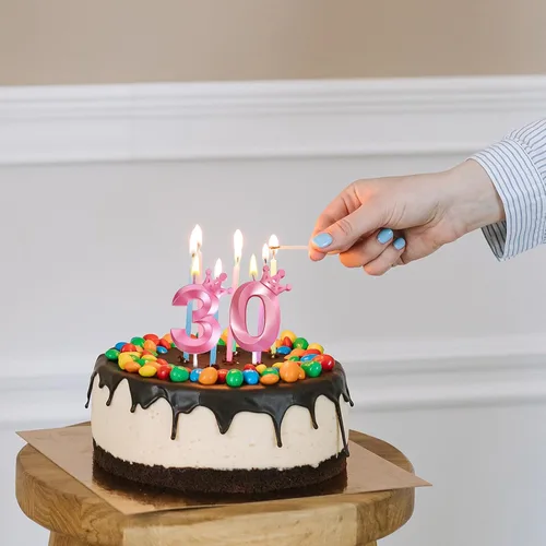 Vista 3 de Vela rosa de cumpleaños número 0, decoración temática rosa para niñas, velas de números diseñadas con corona 3D para decoración de pastel