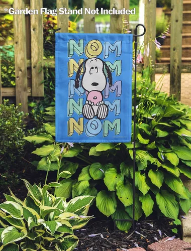 Vista 2 de Flagology, PEANUTS®, PEANUTS® Nom Nom Nom Snoopy - Bandera de jardín de 12.5 x 18 pulgadas, con licencia oficial de PEANUTS®, Humor