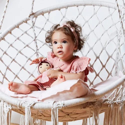 Vista 8 de Kaloo - Tendresse - Mi primera muñeca de tela Amadine (grande) - Abrazarse con juguetes de peluche - Forever Friend para niños - Fomenta el juego