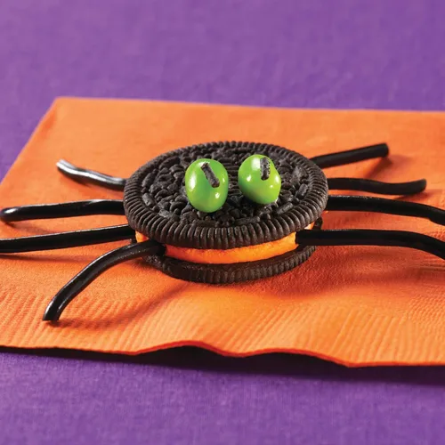 Vista 8 de OREO Galletas de Halloween de sándwich de chocolate con crema de naranja Edición limitada
