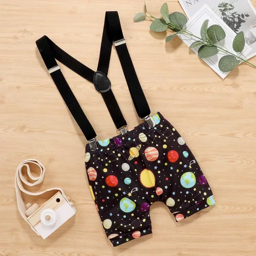 Vista 5 de IMEKIS Mameluco para bebé niño con diseño espacial para primer cumpleaños + pantalones cortos con tirantes, astronautas y accesorios para fotos