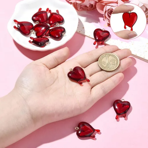 Vista 3 de Ipotkitt 10 dijes de corazón fundido transparente rojo con parte trasera plana, dijes de corazón de San Valentín en forma de corazón para el día