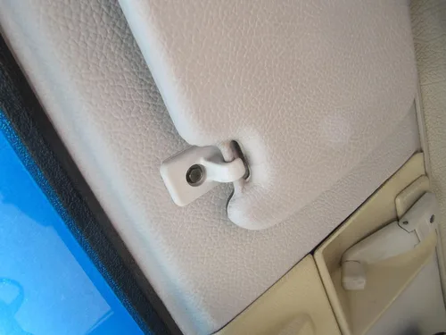 Vista 3 de Volvo 1360896, clip para visera solar (240 sedán)