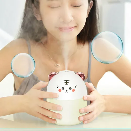 Vista 4 de Wakauto Mini humidificador USB con diseño de tigre de dibujos animados, humidificador de aire portátil para oficina, dormitorio, escritorio, luz