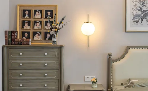 Vista 7 de Juego de 2 apliques de pared LED que funcionan con pilas, pantalla de cristal moderna con globo con control remoto, regulable, no cableado, fácil