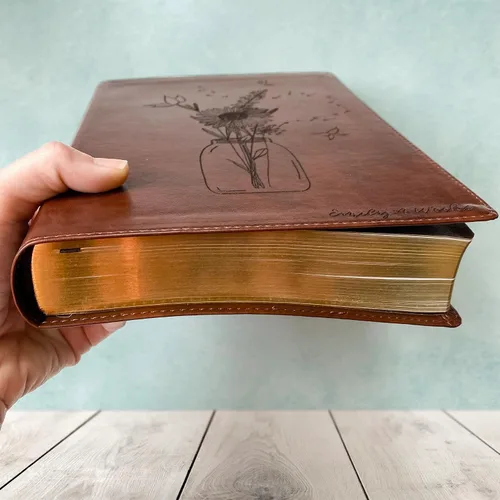 Vista 4 de JOY CREATIVE Biblia de letras rojas de margen ancho ESV Personalizado con nombre El diseño personalizado está escrito a mano y grabado