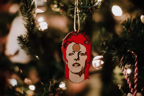 Vista 7 de Adorno navideño Rockstar Ziggy Starman Espejo retrovisor colgante