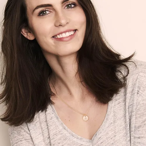 Vista 3 de Collar ajustable con medalla circular e inicial para mujeres y niñas, chapado en oro de 14 quilates, grabado a doble cara, con inicial personalizada