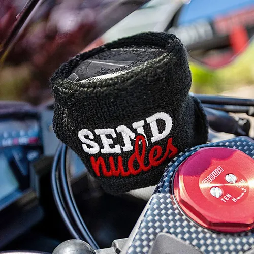 Vista 2 de Moto Loot - Funda para depósito de líquido de frenos para motocicletas, Sporbikes y regalos (Send Nudes)