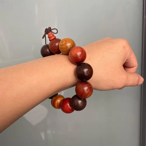 Vista 4 de Pulsera unisex de Thuja, sándalo rojo zambiano, cártamo, oro de madera de sándalo budista, pulsera de oración tibetana, regalo para el día del padre