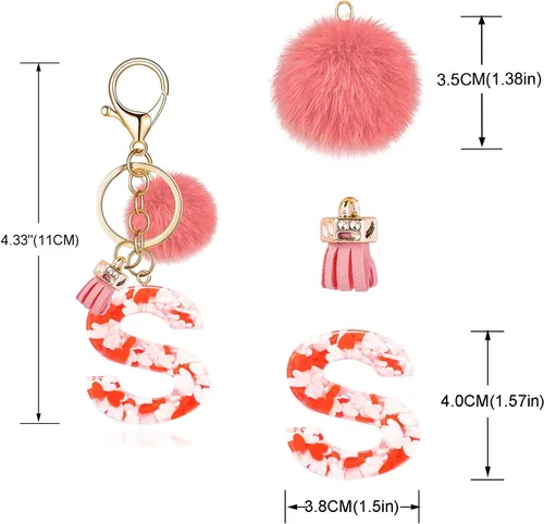 Vista 3 de OKAICEN Llavero con letra inicial del alfabeto del amor, borla rosa, bola de pompón, llavero para bolso, bolsos y mujeres