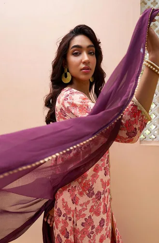 Vista 5 de Janasya Conjunto Kurta Embellecido con estampado floral digital rosa Georgette para mujer