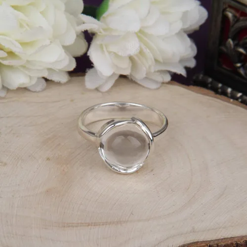 Vista 2 de Anillo de plata de ley 925 con cristal natural de cuarzo – Piedra preciosa de cabujón redondo hecho a mano – Banda de plata minimalista regalo