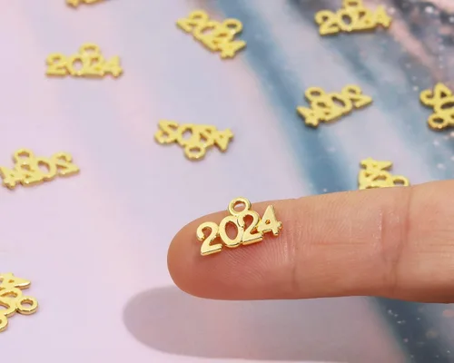 Vista 4 de Tupalizy 100 cuentas de aleación para el año 2024 para graduación, collar con borla, colgante, pulsera, aretes, llavero, joyería, hallazgos