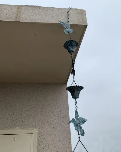 Vista 4 de Cadena de lluvia de 8.5 pies, cadenas de lluvia de colibrí y taza Azul Pájaro