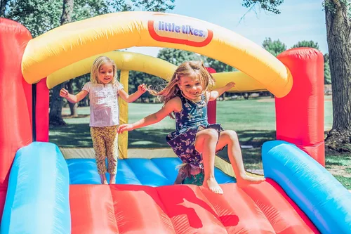 Vista 3 de Little Tikes Jump 'n Slide Bouncer Inflable Incluye Soplador de Servicio Pesado con GFCI, Estacas, Parches de Reparación y Bolsa de Almacenamiento
