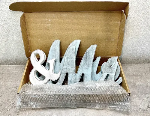 Vista 7 de Letrero de madera con texto en inglés "Mr & Mrs" para decoración de boda para mesa de recepción de novios. Letras de madera para centros de mesa