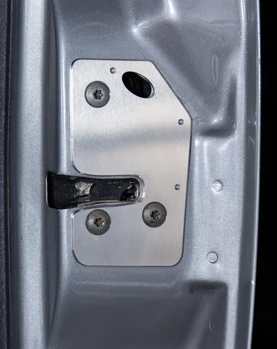 Vista 4 de Placa de reparación y refuerzo de cierre de puerta CS Works con tornillos de repuesto para Jeep Cherokee (XJ) 97-01 DERECHO/PASAJERO Derecha
