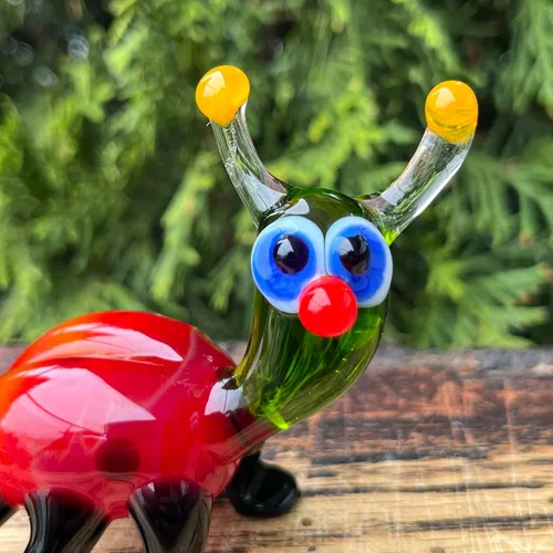Vista 6 de Figura de mariquita de cristal rojo – Miniatura soplada a mano estilo Murano – Adorno coleccionable de mariquita para estante o escritorio
