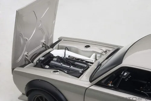 Vista 4 de Autoart 87277 1972 Nissan Skyline GT-R (KPGC-10) Racing Silver Millennium 1/18 Diecast Model Car