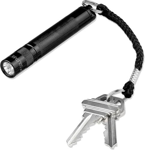 Vista 4 de Maglite Solitaire linterna incandescente, usa 1 pila AAA, se presenta en una caja plateada