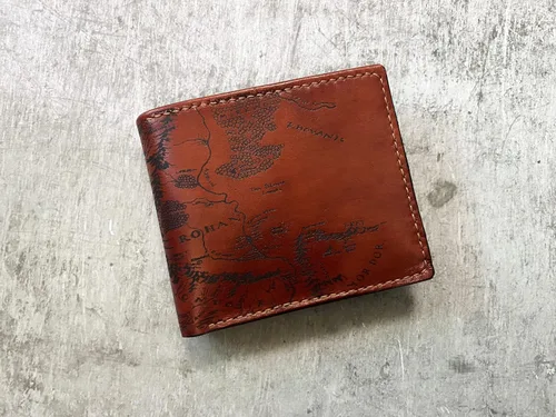 Vista 8 de Billetera vintage hecha a mano para hombre – Cuero auténtico plegable con grabado de mapa, regalo personalizable, Castaño, medio, Billetera plegable