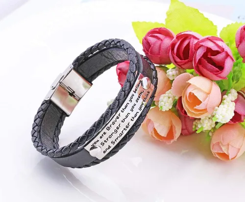 Vista 4 de Regalos inspiradores para mujeres con texto en inglés "You are Loved You are Valued You are Beautiful", pulsera inspiradora de cuero apilable