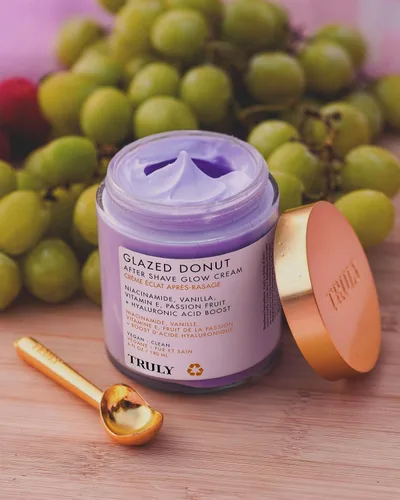 Vista 7 de Truly Glazed Donut After Shave Glow Cream Ultra hidratante para una piel suave y regordeta después del afeitado para uso diario