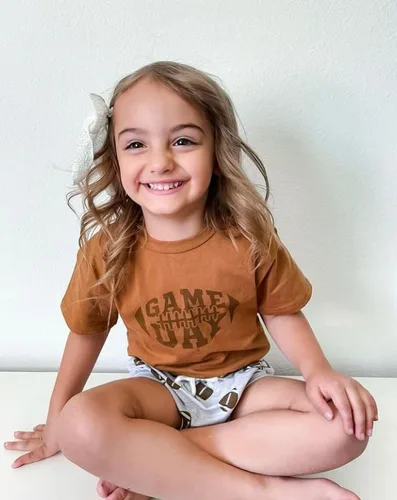 Vista 2 de Omkzanbi Traje de béisbol para niño pequeño, camiseta con estampado de béisbol, pantalones cortos para correr, 2 piezas, ropa de verano linda