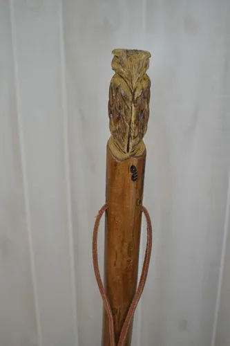 Vista 4 de Bastón de madera oscura con talla de búho, tallado a mano, hasta 60 pulgadas