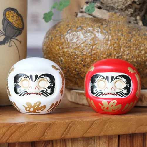 Vista 5 de Tofficu Hucha japonesa Daruma – Figura de cerámica roja Daruma para decoración del hogar, ahorro para niños y decoración zen japonesa – 4.33 pulgadas