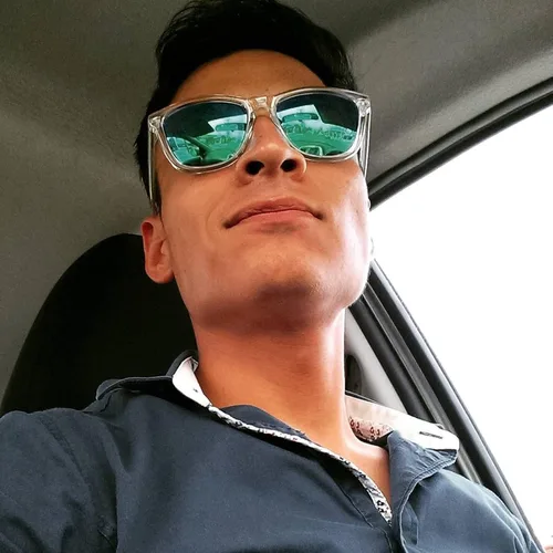 Vista 3 de SUNOVELTIES Paquete de 1224 gafas de sol de neón para fiesta, espejolentes de gelatina, lentes a granel, con borde de cuerno para hombres y mujeres