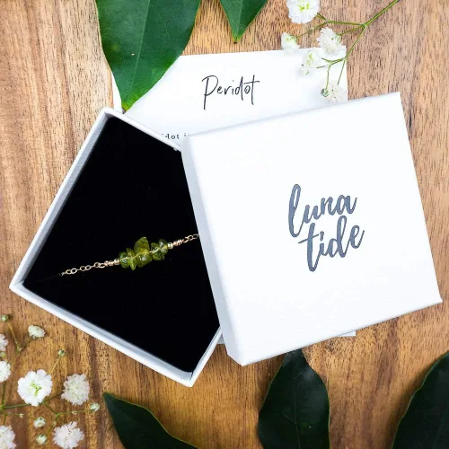 Vista 5 de Luna Tide Pulsera de barra de cuentas de peridoto en relleno de oro de 14 k